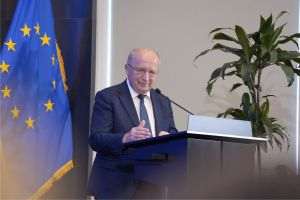 Andrius Kubilius argues that stimulating joint military procurement between member states could have a direct impact on the economic efficiency of production: "If member states purchase jointly, which means larger contracts, the average production price drops by 70%. (Photo source: https://audiovisual.ec.europa.eu/)